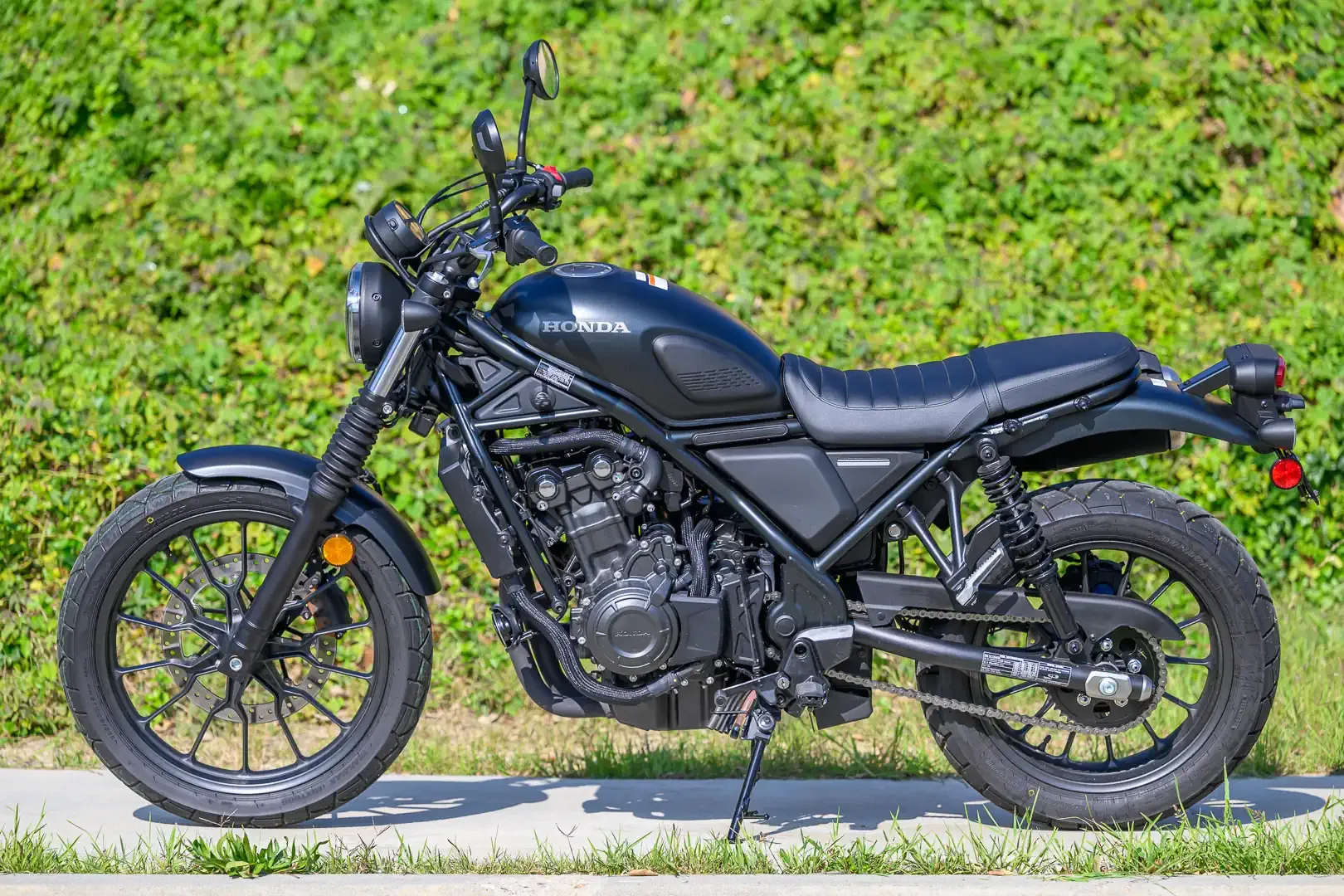Test Honda SCL500 2026: o mașină a timpului în stil scrambler