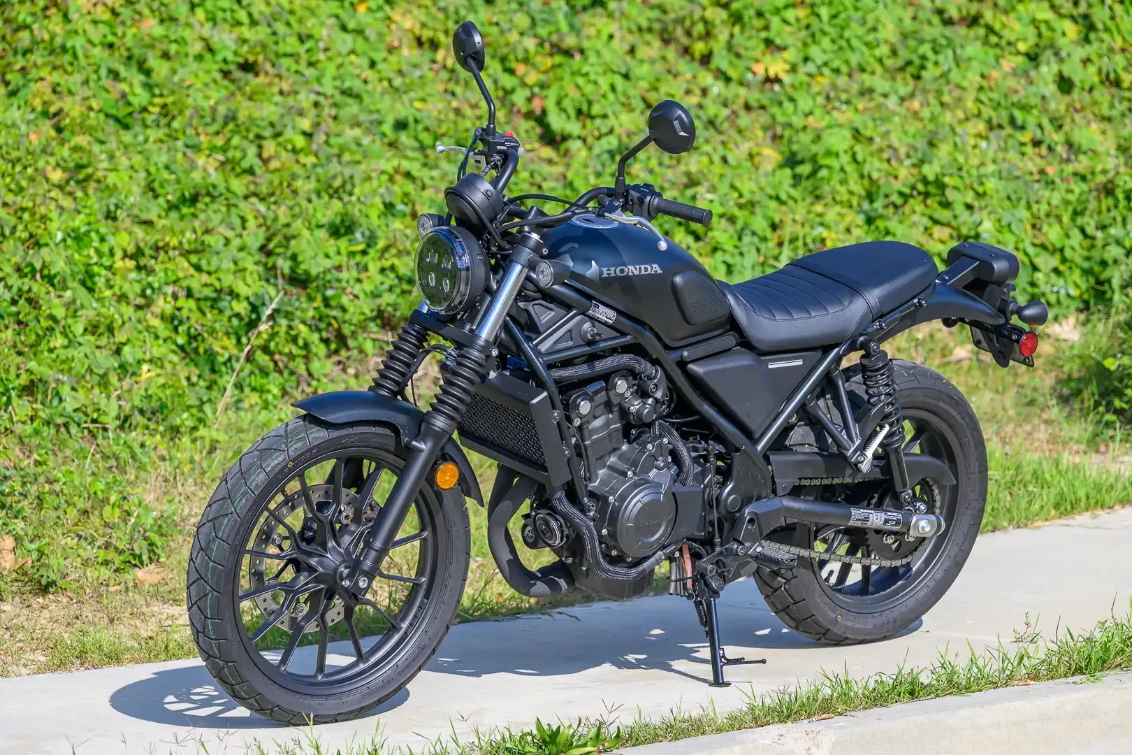 Test Honda SCL500 2026: o mașină a timpului în stil scrambler