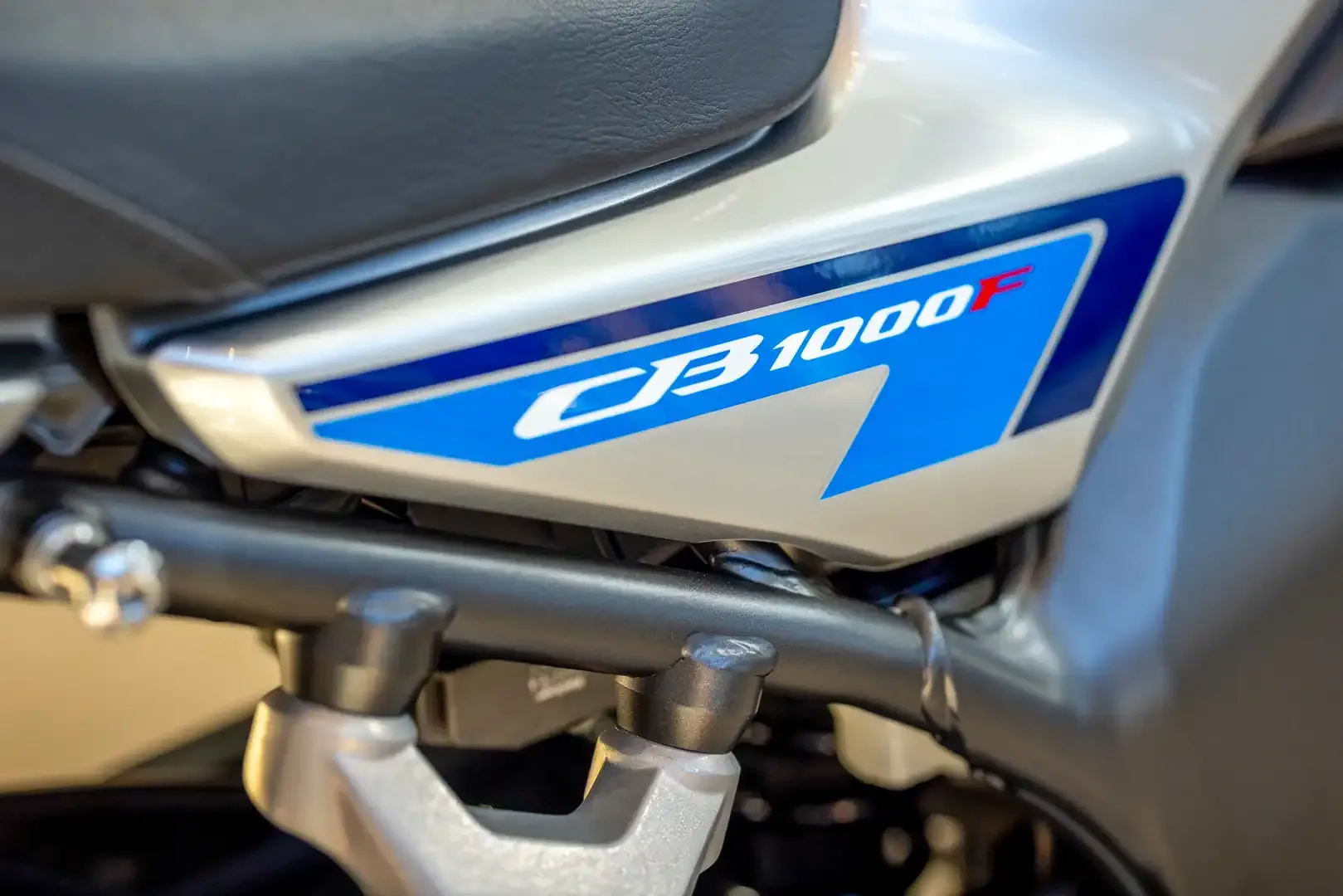 Тест на Honda CB1000F за 2026 г.: Ретро-модерен роудстър с класически дух и съвременна мощ