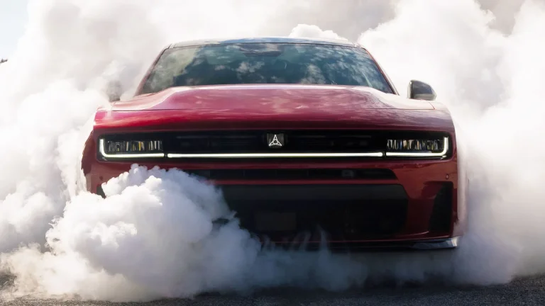 Dodge Teases Surprise Summer дебютира, един може да е The Charger SRT Hellcat