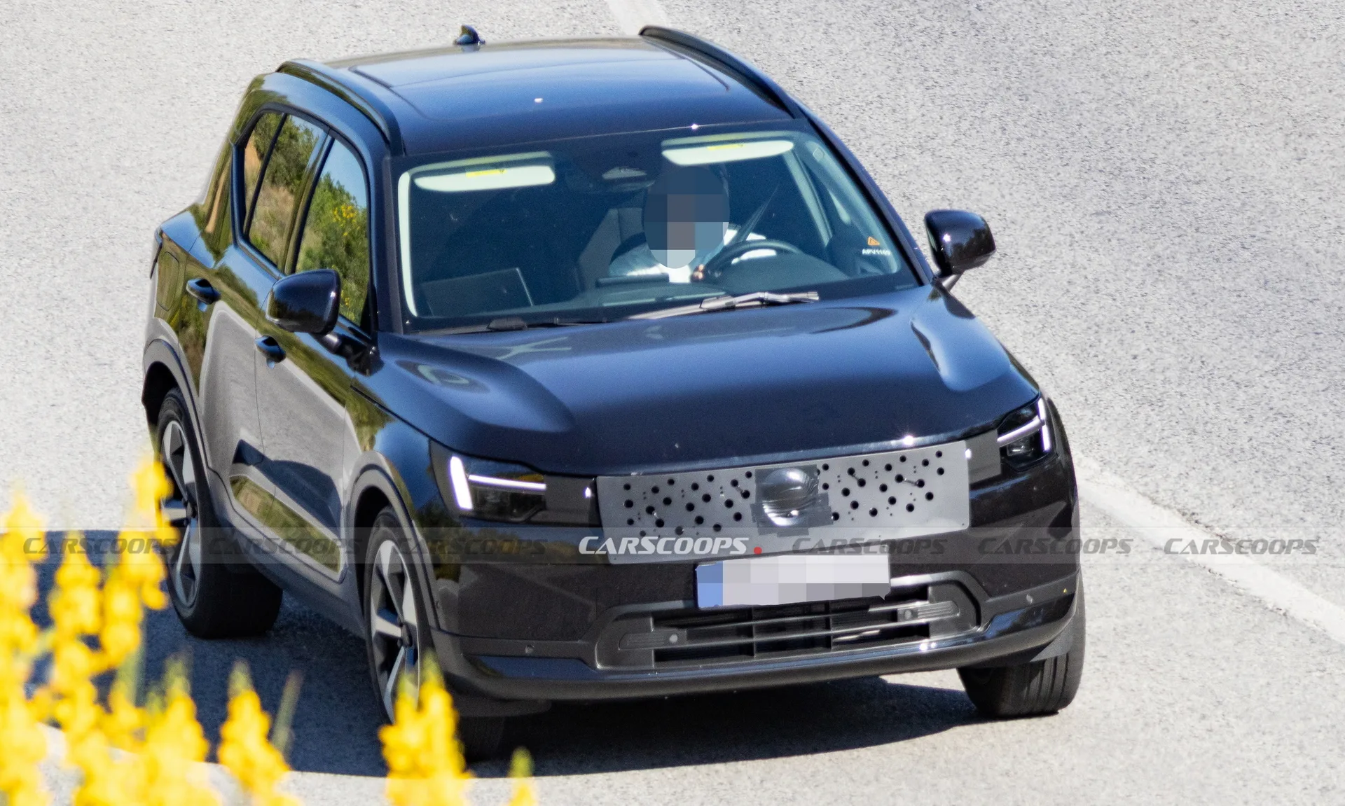 Prueba de estiramiento facial 2027 XC40 de Volvo con pantalla vertical estilo EX30