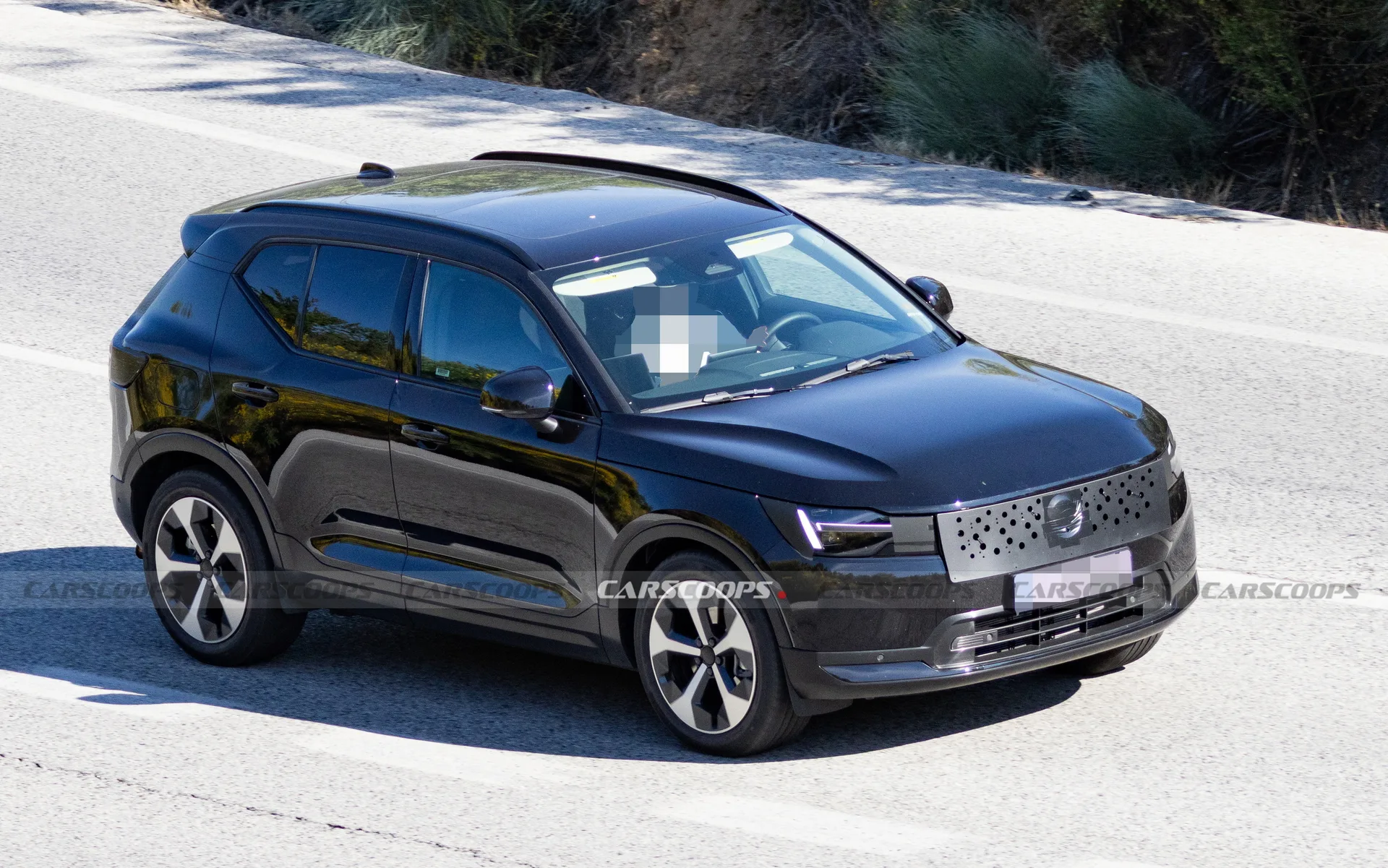 Prueba de estiramiento facial 2027 XC40 de Volvo con pantalla vertical estilo EX30