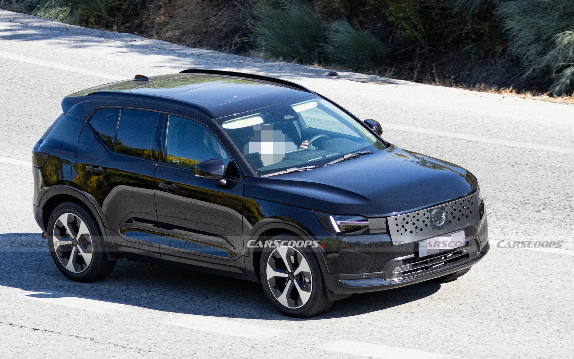 Prueba de estiramiento facial 2027 XC40 de Volvo con pantalla vertical estilo EX30