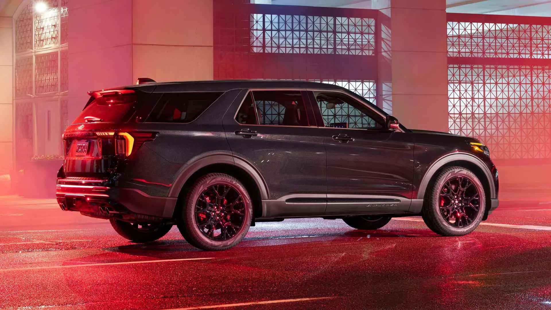 Ford Explorer ST 2027 se oscurece con el paquete Sinister: ya está a la venta