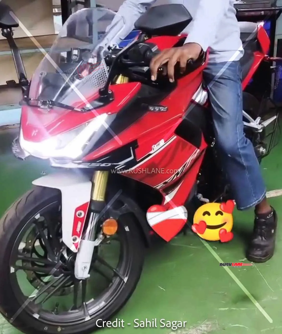 Новый мотоцикл Hero Karizma XMR 250 в красном цвете замечен у дилера перед премьерой