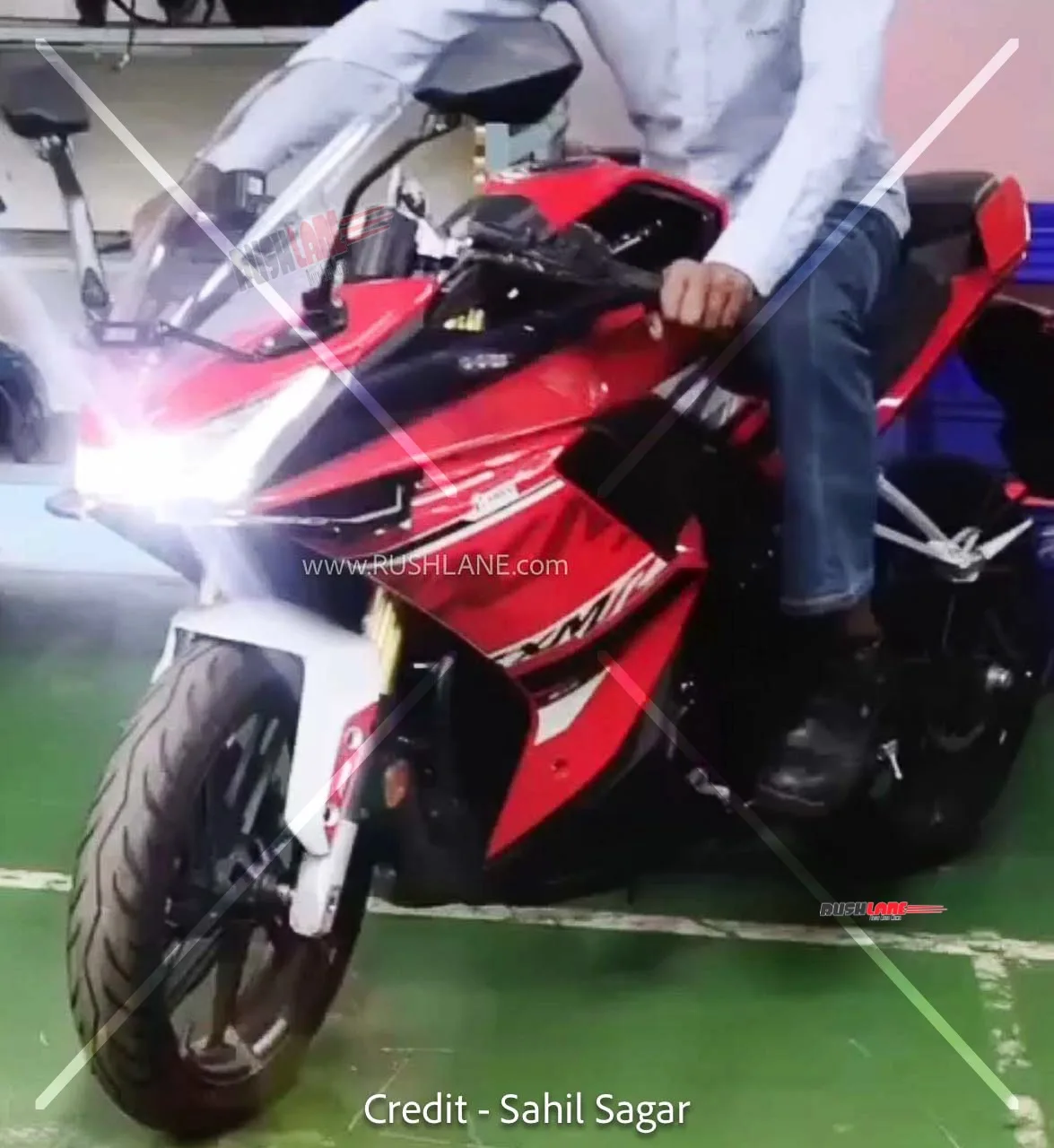Новый мотоцикл Hero Karizma XMR 250 в красном цвете замечен у дилера перед премьерой