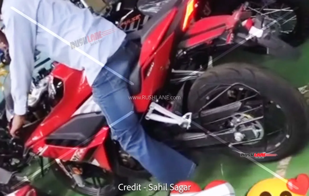 Новый мотоцикл Hero Karizma XMR 250 в красном цвете замечен у дилера перед премьерой