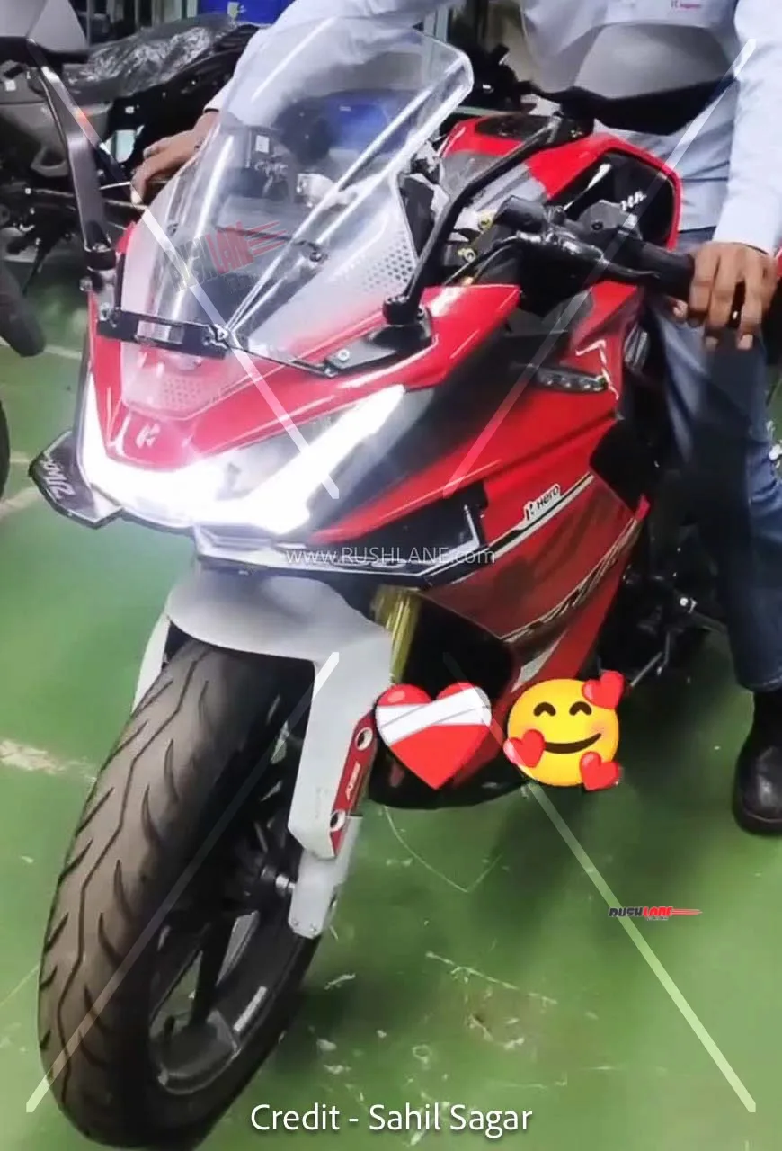 Новый мотоцикл Hero Karizma XMR 250 в красном цвете замечен у дилера перед премьерой
