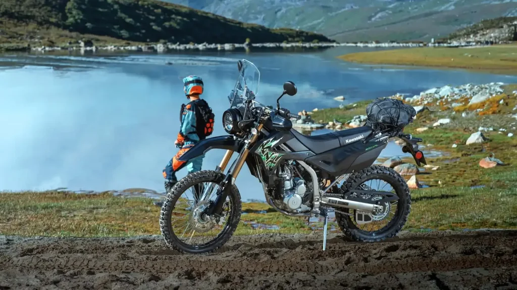 Noua motocicletă adventure de buget de la Kawasaki atacă modelele Honda și KTM