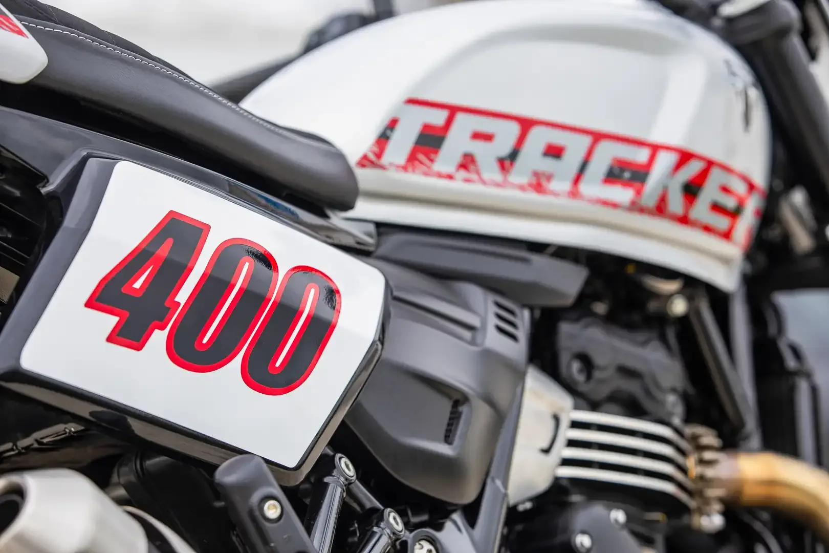 Обзор Triumph Tracker 400 2027 года: 11 главных фактов из Испании