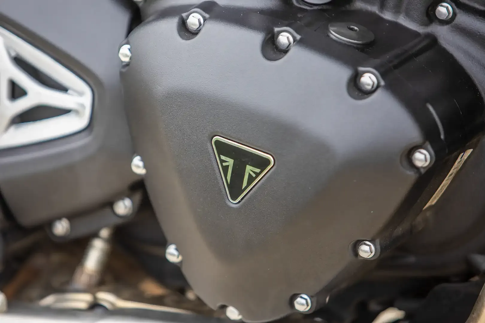 Обзор Triumph Tracker 400 2027 года: 11 главных фактов из Испании