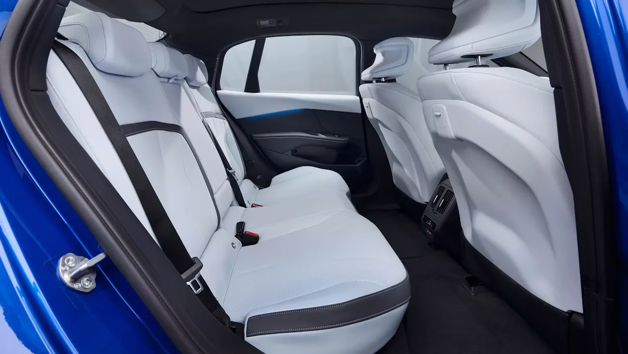 تم الكشف عن BMW i3 الجديد لـ 2026 – الصور الأولى
