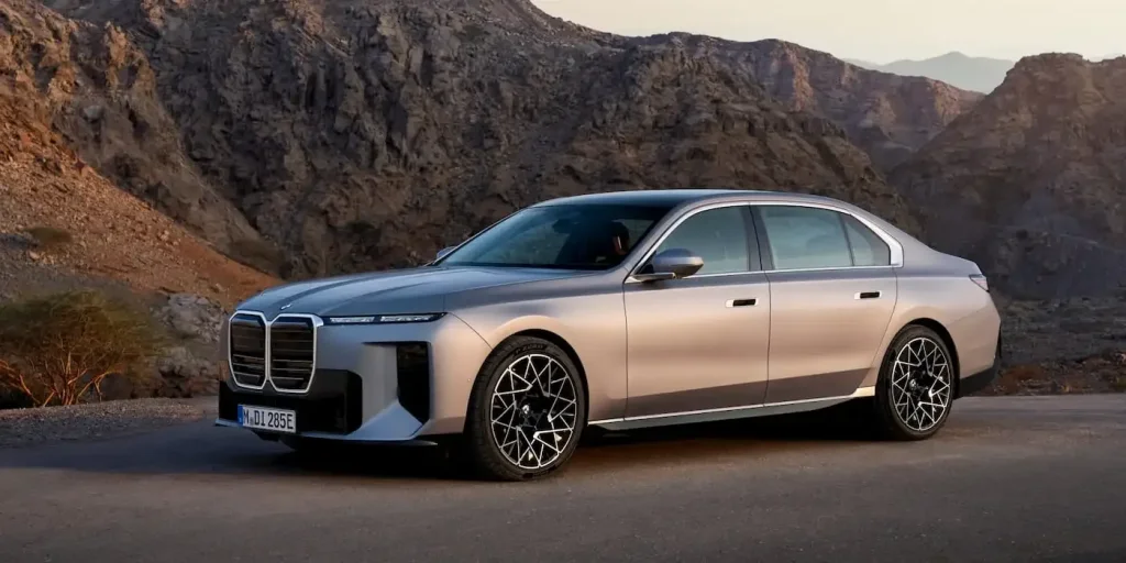 Noua navă amiral BMW i7 este o mașină excelentă pentru șofer personal