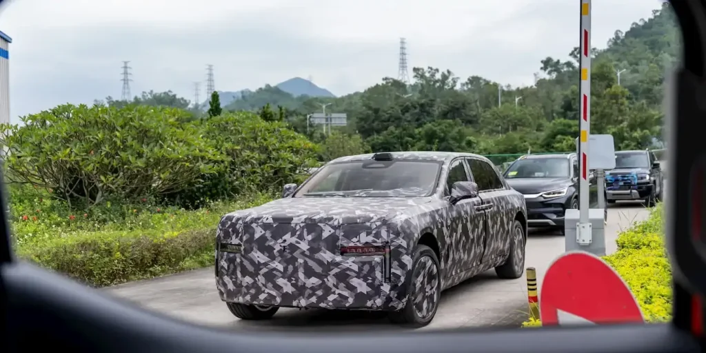 Limuzina electrică de ultra-lux de la BYD care vrea să concureze cu Rolls-Royce se pregătește de debutul internațional