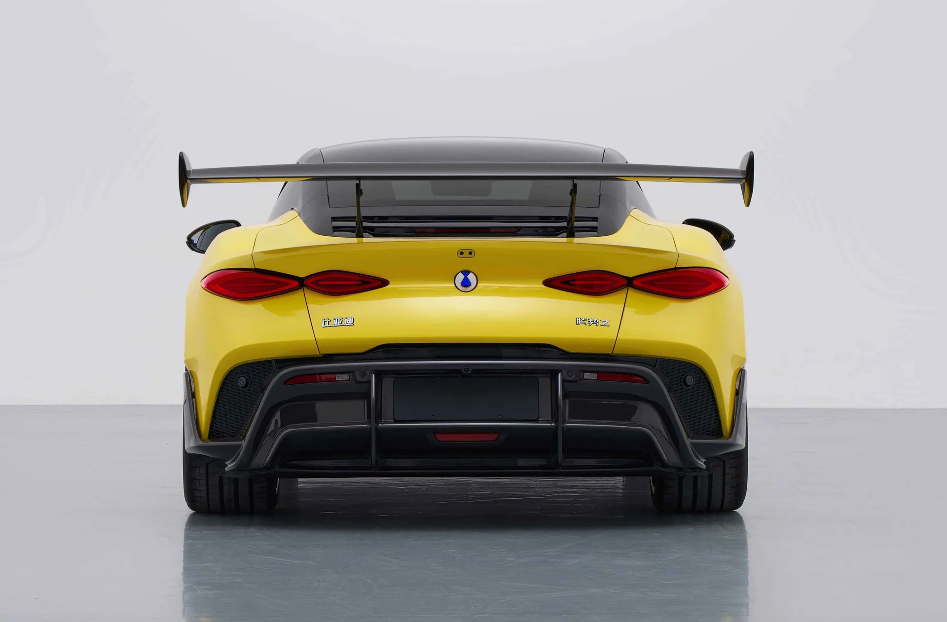 Новият BYD Denza Z Купе разполага с почти 1600 к.с. и тежи над 2 тона — защо му трябват всичките?