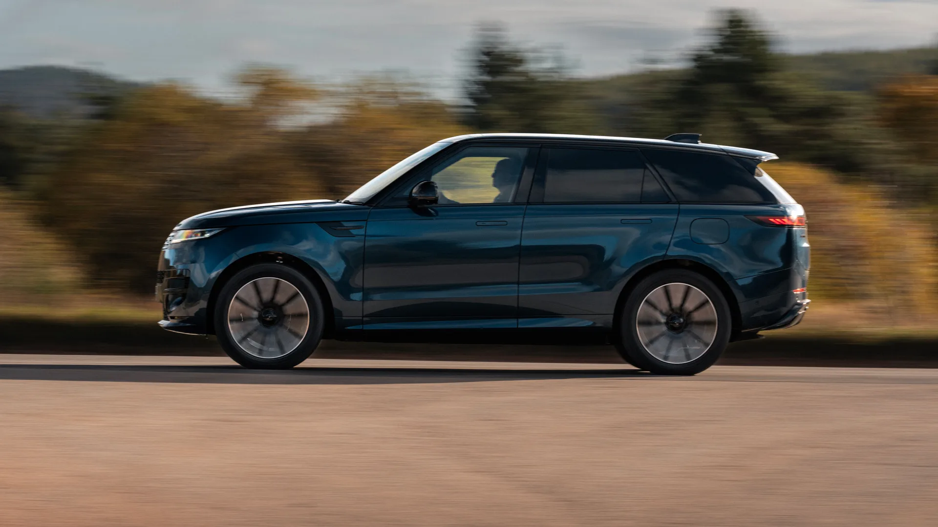 Range Rover Sport Electric Review: A Formidable Rival to the Porsche Cayenne