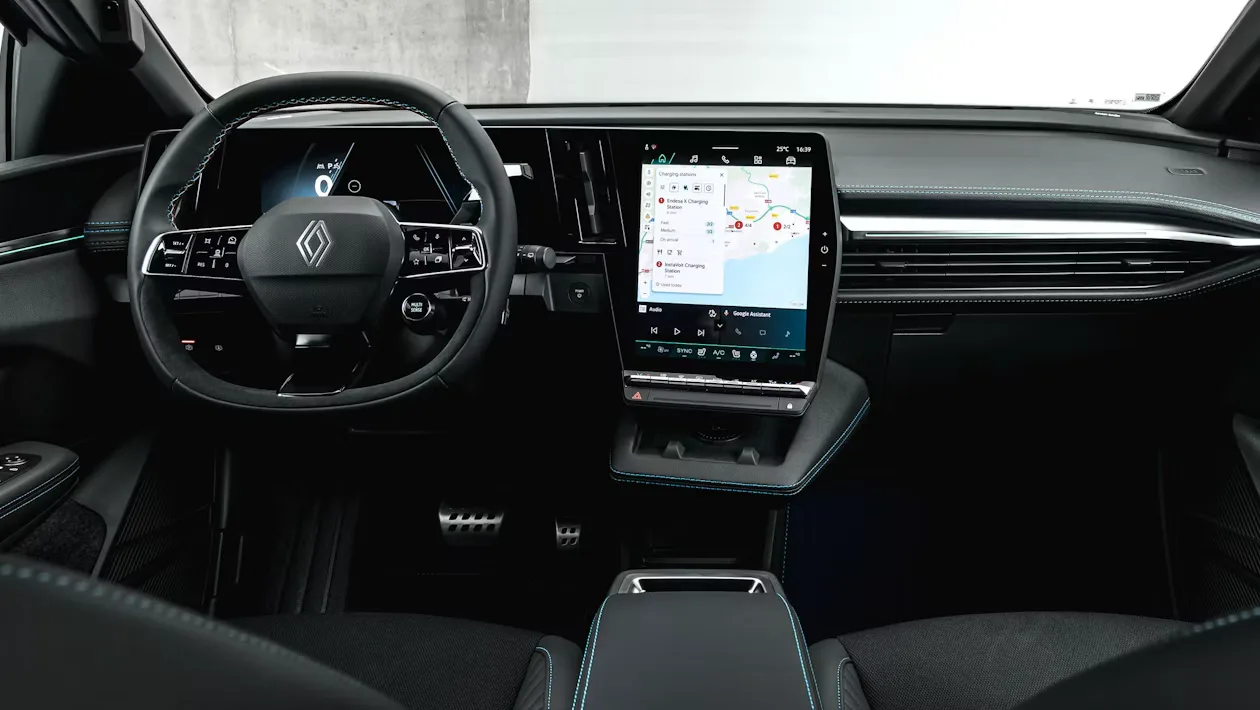 الكشف عن عملية تجميل Renault Mégane 2026 - نطاق 310 ميل، وتصميم رياضي وMagSafe