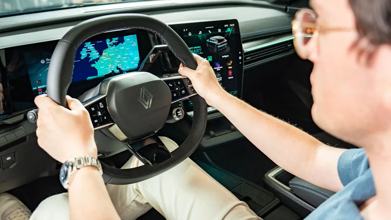 الكشف عن عملية تجميل Renault Mégane 2026 - نطاق 310 ميل، وتصميم رياضي وMagSafe