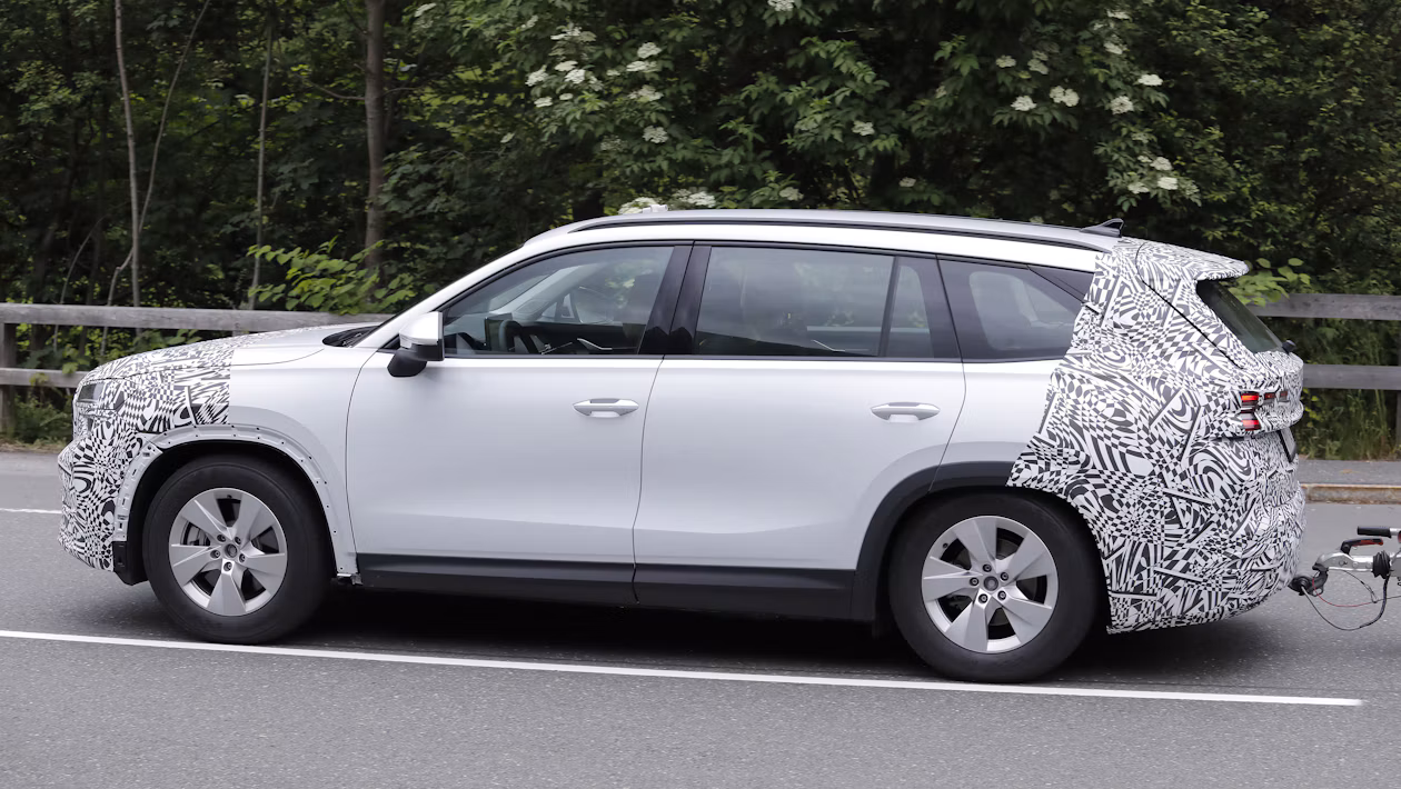2027 Skoda Kodiaq фейслифт хванат на тестване — първи шпионски снимки