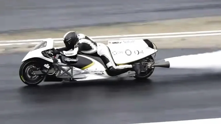 أسرع دراجة نارية في العالم تصل إلى 62MPH في 0.4 ثانية وتعمل على البخار