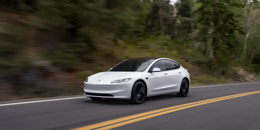 تيسلا تستعد لإعادة بيع طرازات Model 3 المصنوعة في أمريكا بكندا رغم الرسوم الجمركية