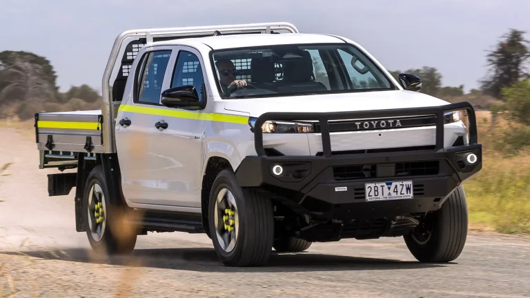 يقول Toyota أن المركبات الكهربائية الهجينة القابلة للشحن (PHEV) ليست جاهزة للعمل الحقيقي على الشاحنات