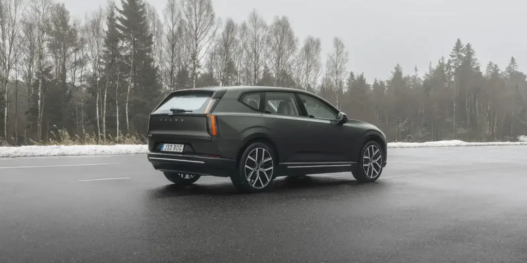 SUV فولفو الكهربائي متوسط الحجم الجديد وصل، لكن قد يكون من الصعب الحصول على واحد