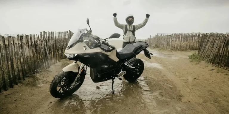 Un motociclist Zero Motorcycles stabilește un nou record mondial pentru cea mai lungă călătorie cu o motocicletă electrică