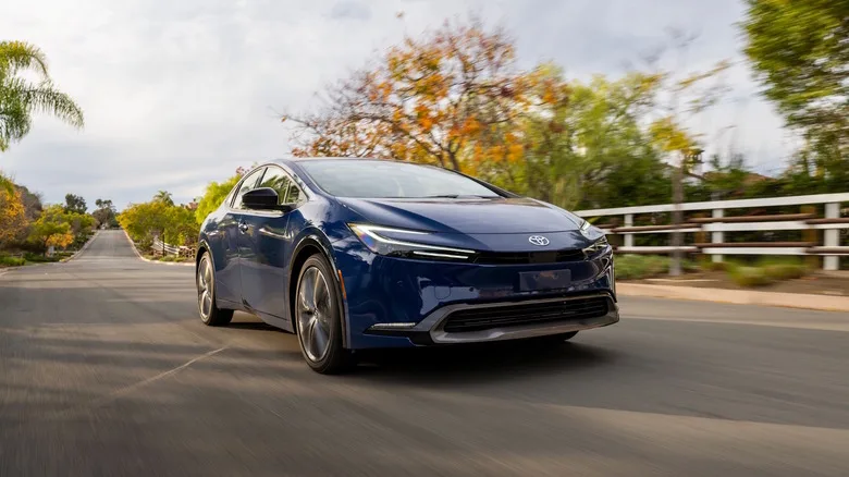 Toyota Prius против Camry Hybrid: сравниваем «прожорливость» и что выбрать