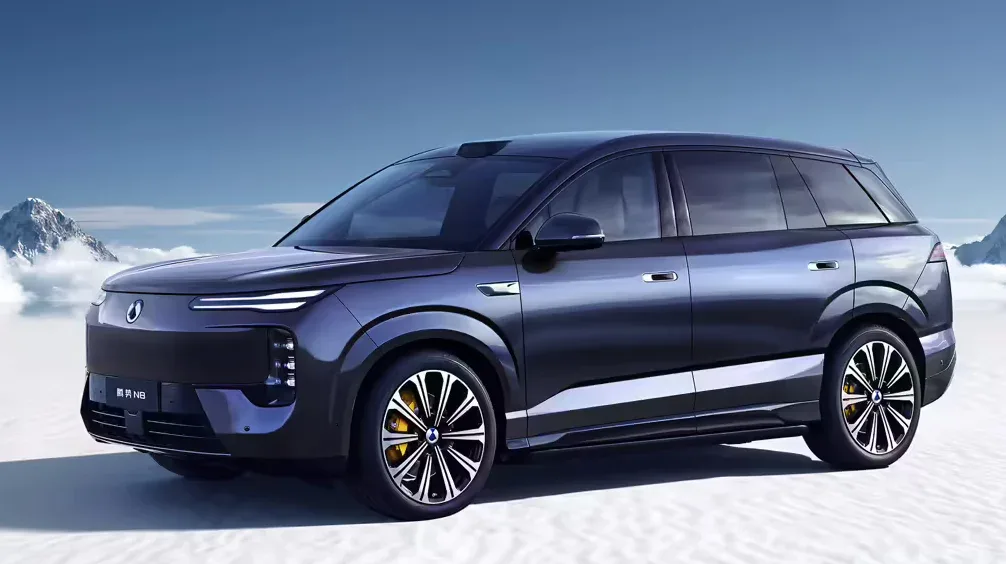 Новият електромобил Denza N8 на BYD стартира предварителни продажби в Китай с 1003 км пробег и 1193 к.с.