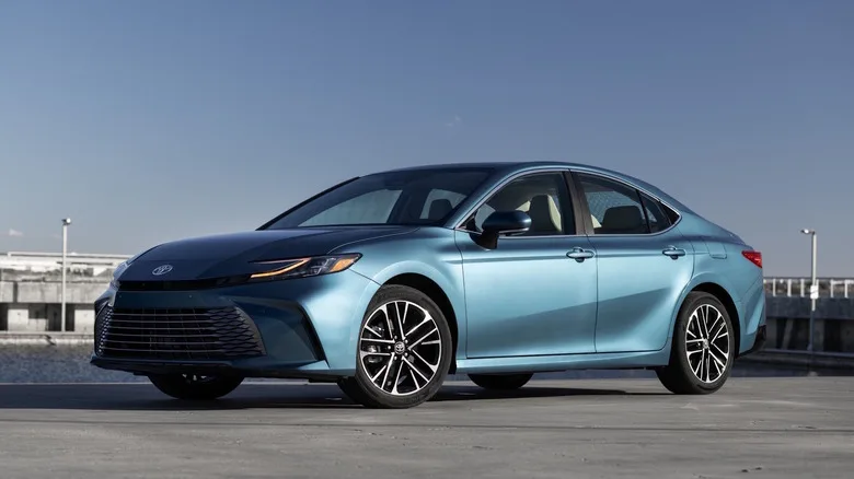 Toyota Prius против Camry Hybrid: сравниваем «прожорливость» и что выбрать