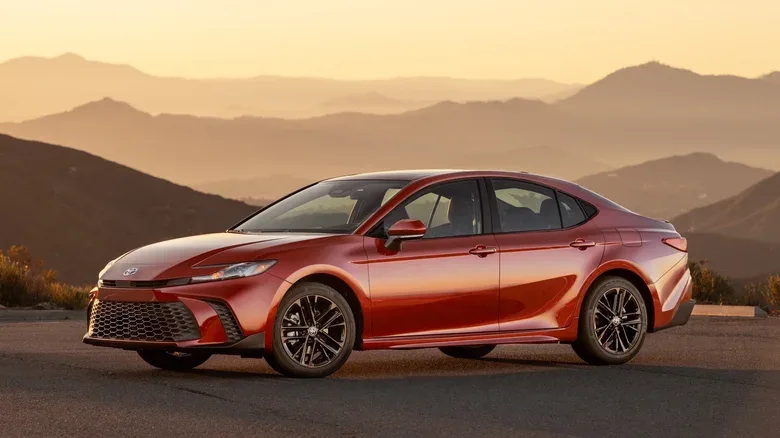 Toyota Prius против Camry Hybrid: сравниваем «прожорливость» и что выбрать