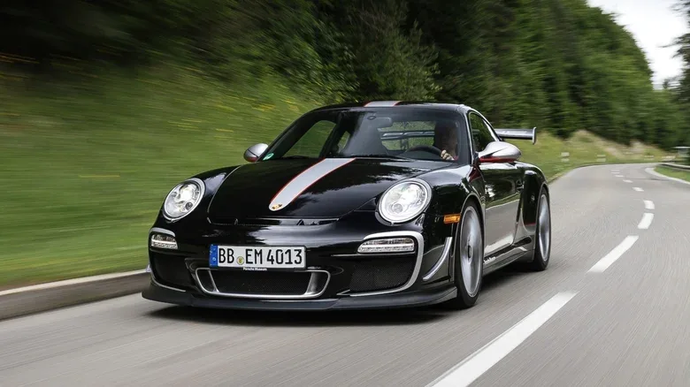 لماذا يعتبر محرك Mezger Flat-6 الخاص بـ Porsche مضادًا للرصاص؟