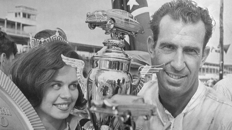 Залата на славата на NASCAR за Нед Джарет започна с фалшив чек