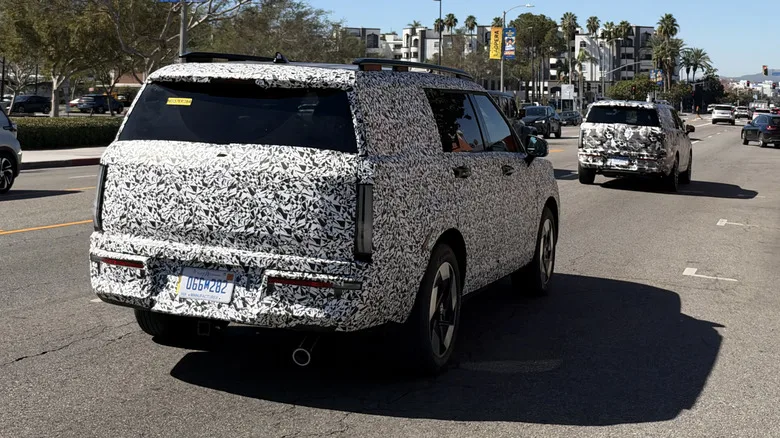 We Spied The Facelifted Santa Fe That Will Be Hyundai's First Range-Extender Hybrid