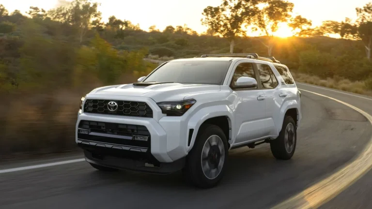 مقارنة بمنافساتها، تويوتا 4Runner إما أن تبدو عتيقة أو متحضرة