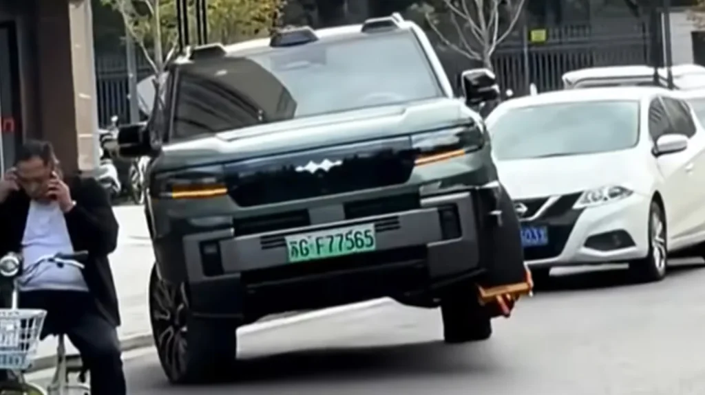 Как BYD объехал блокиратор колеса на трех колесах: видео