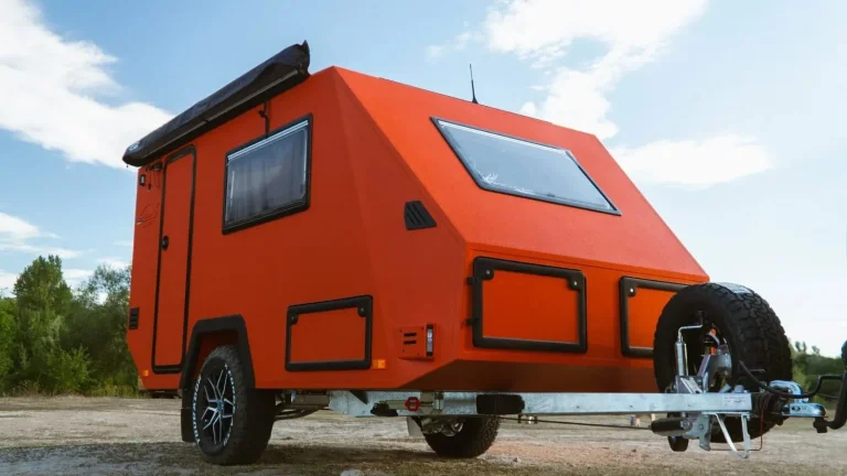 LifeStyle X-Rid: rulotă off-grid din Ucraina cu o compartimentare inteligentă