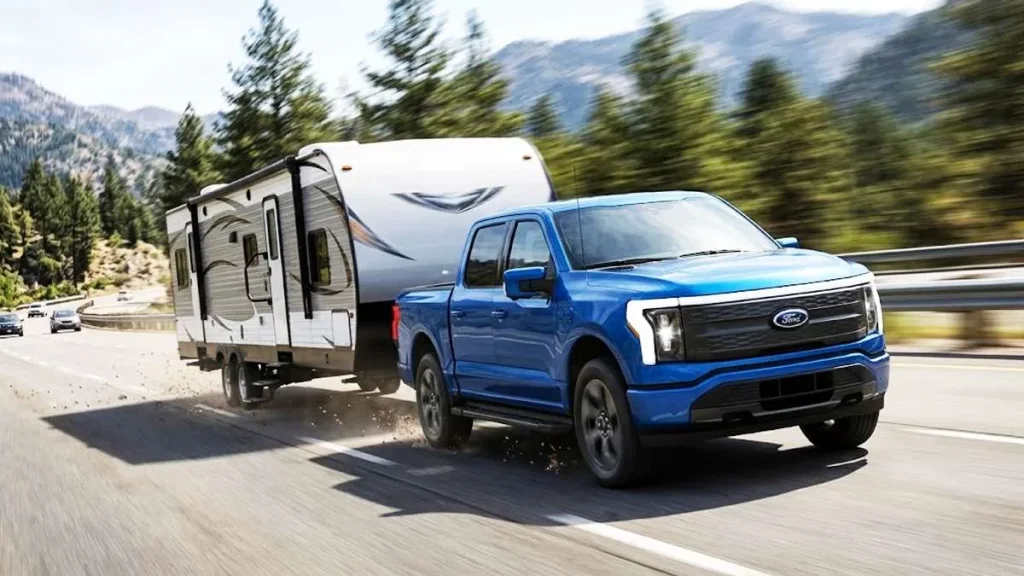 De ce un fost proprietar de F-250 spune că Ford F-150 Lightning tractează o rulotă de 11 metri mai bine