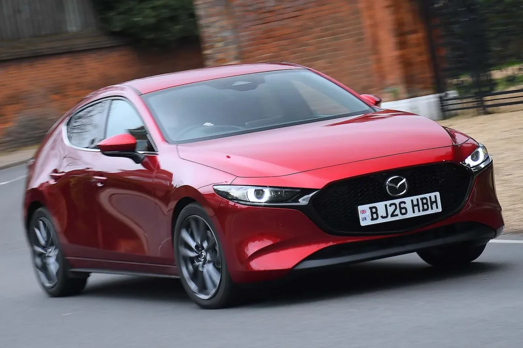 2000 миль за рулем Mazda 3 с «механикой»: ода олдскульному хэтчбеку