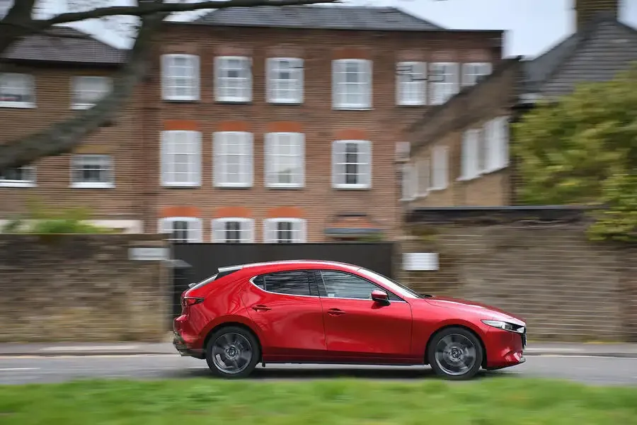 MX-5 للعائلة: 2000 ميل مع Mazda 3 بناقل يدوي