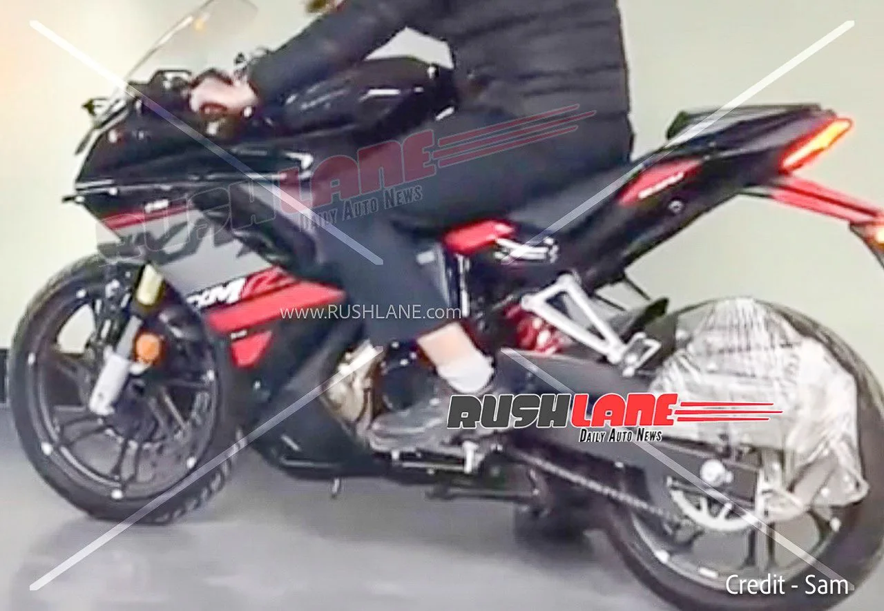 Новый мотоцикл Hero Karizma XMR 250 в красном цвете замечен у дилера перед премьерой