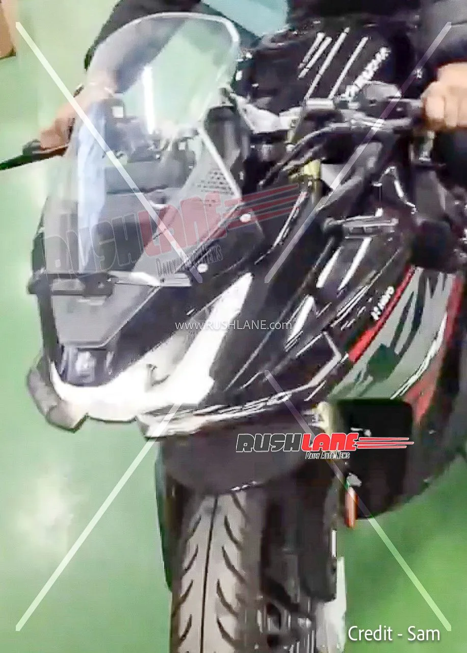 Новый мотоцикл Hero Karizma XMR 250 в красном цвете замечен у дилера перед премьерой