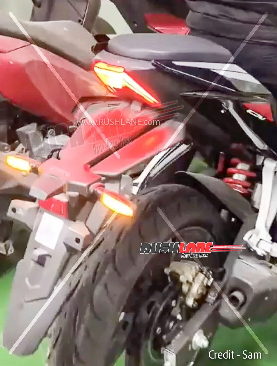 Новый мотоцикл Hero Karizma XMR 250 в красном цвете замечен у дилера перед премьерой