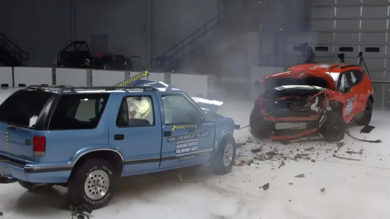 Гледайте как нов Chevy Blazer смазва стар в краш тест на IIHS