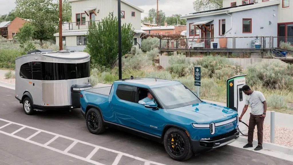Un cuplu a tractat o rulotă pe o distanță de 12.067 km cu un Rivian R1T, însă încărcarea le-a limitat opțiunile
