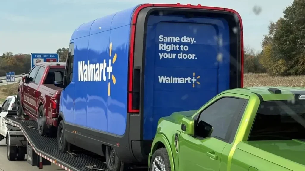 رصد شاحنة Rivian الكهربائية بألوان Walmart+ في ولاية إنديانا، يثير التكهنات حول اتفاقية أسطول كبيرة بين الشركتين