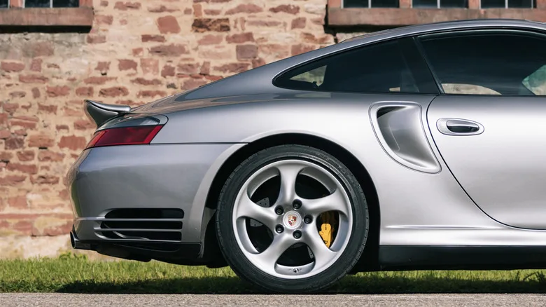 لماذا يعتبر محرك Mezger Flat-6 الخاص بـ Porsche مضادًا للرصاص؟