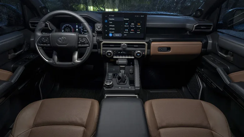 В сравнение с конкурентите си, Toyota 4Runner е или архаична, или цивилизована